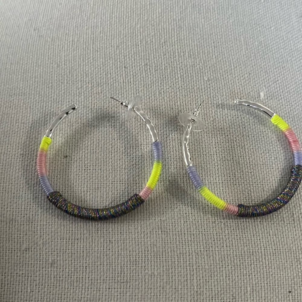 KENDRA SCOTT MASIE SILVER HOOP EARRINGS IN LILAC MIX PARACORD NWT